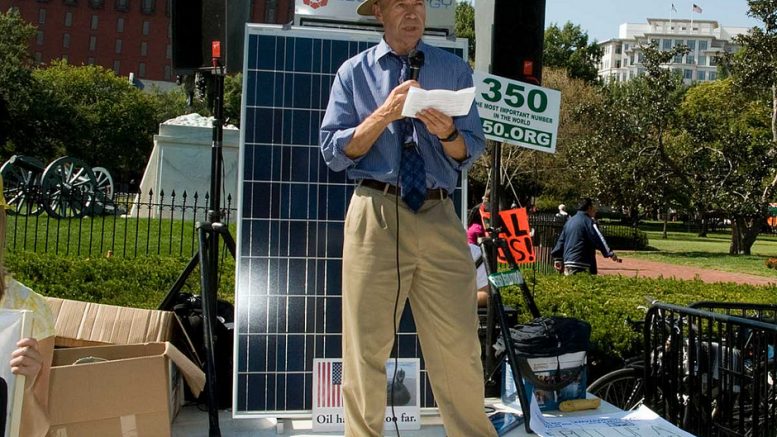 James Hansen på talerstolen ved en klimademonstration i 2010