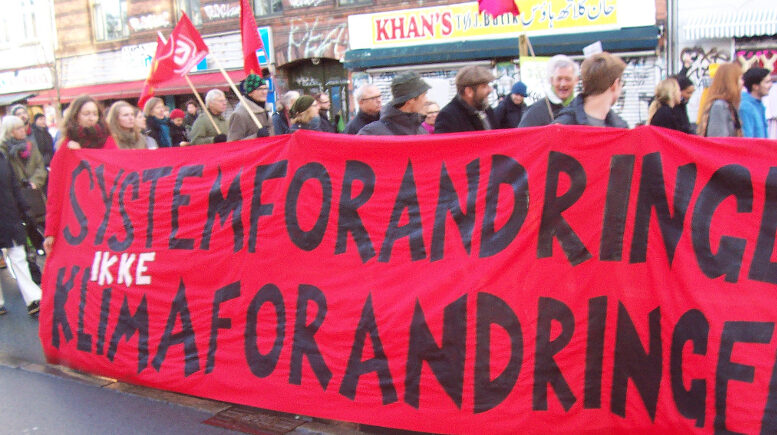 Banner for "Systemforandring, ikke klimaforandring" ved klimademonstration 29. januar 2015