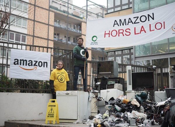 Ved Black Friday i 2018 fik Amazons franske hovedkontor i Paris-forstaden Clichy en hilsen fra miljøbevægelsen: Aktivister dumpede 15 kubikmeter el- og elektronikaffald foran kontoret i protest mod selskabets overtrædelse af lovgivningen om at tage affald tilbage.