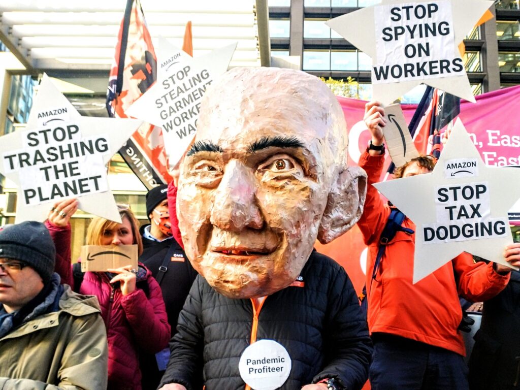 Demonstration mod Amazon - London, 26. november 2021 (foto: War on Want via Flickr).