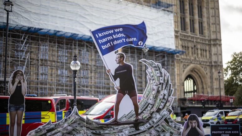 Facebook-kritikere i demonstration, oktober 2021 (foto: Sum of Us via Flickr)