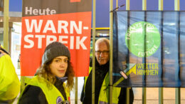 Tyske klimaaktivister og fagforeningsfolk i fælles aktion for flere busforbindelser, 2024 (foto: Stefan Müller via Flickr).