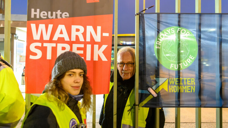 Tyske klimaaktivister og fagforeningsfolk i fælles aktion for flere busforbindelser, 2024 (foto: Stefan Müller via Flickr).